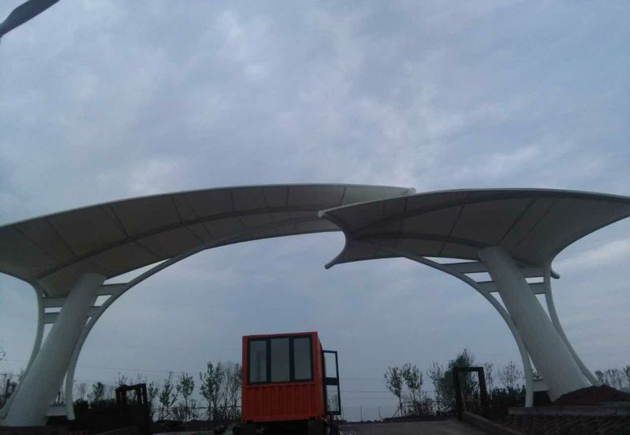 呼和浩特张拉膜安装全解析：从选材到施工的详细步骤